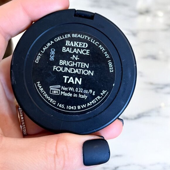 Laura Geller Baked Balance-n-Brighten Foundation Tan Shade - Picture 4 of 5